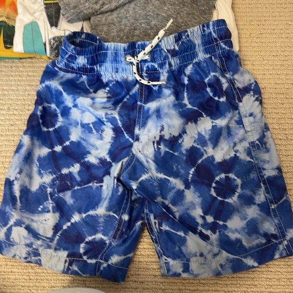 GapKids graphic tee / swim shorts bundle - Picture 5 of 5
